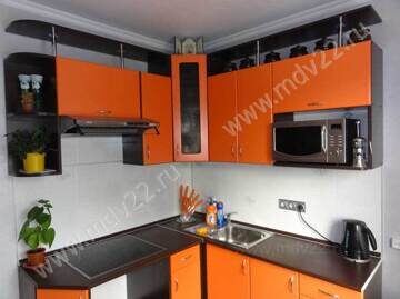 Модульная кухня в 2-комнатной квартире 121 серии. Размер 160-170 см (цвет оранжевый с венге)
