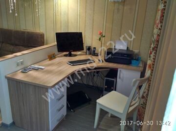 Компьютерный стол. ЛДСП - песчанный каньон и фасады МДФ - белый глянец